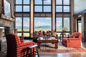 TV connectée, cheminée, livres, chaîne hi-fi