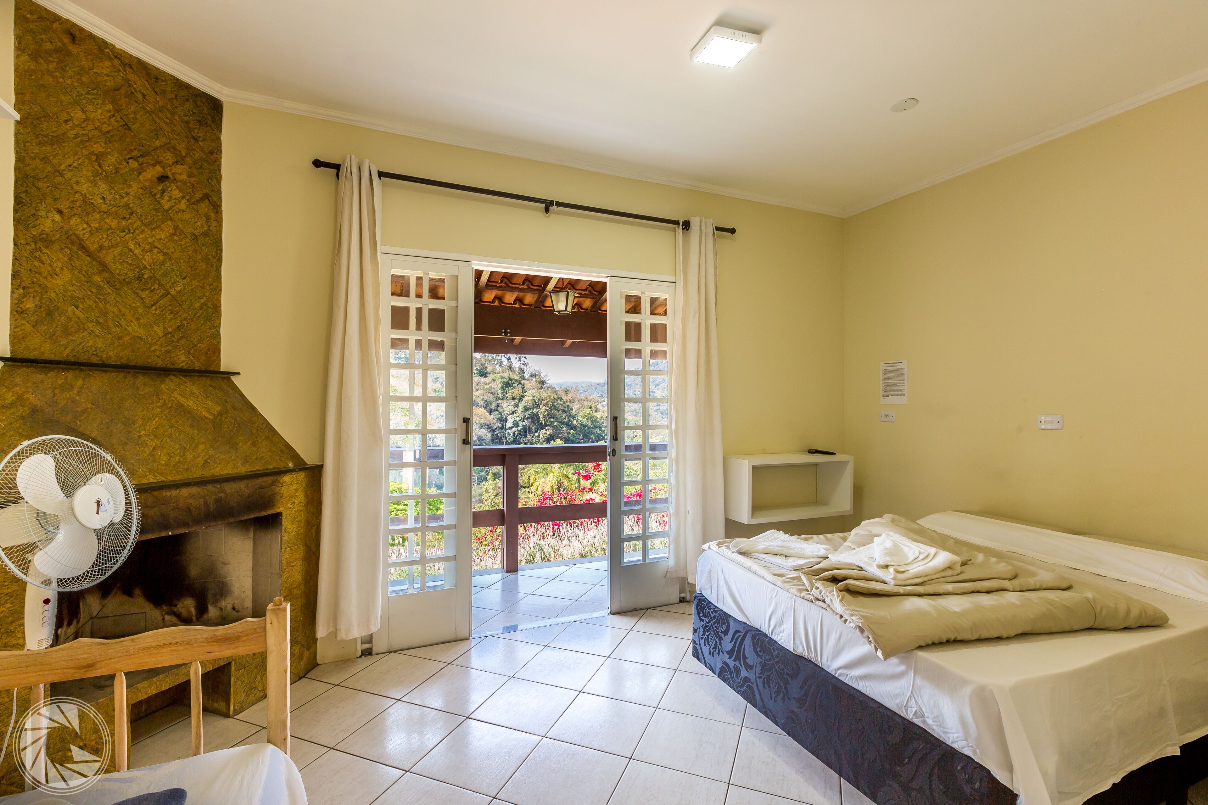 Panoramic Triple Room | Minibar, bed sheets