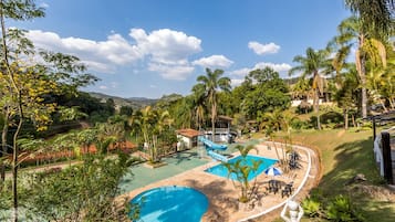 2 piscinas al aire libre, sombrillas, sillones reclinables de piscina