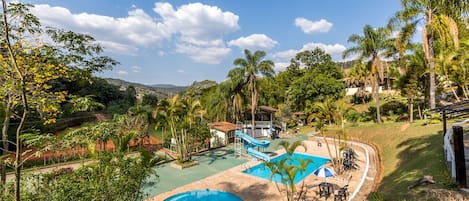 2 piscinas al aire libre, sombrillas, sillones reclinables de piscina