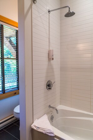 Kombinert dusj/badekar, hårføner og håndklær