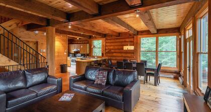 Cote Nord Tremblant 3 makuuhuoneen hirsimökki, jossa on oma spa