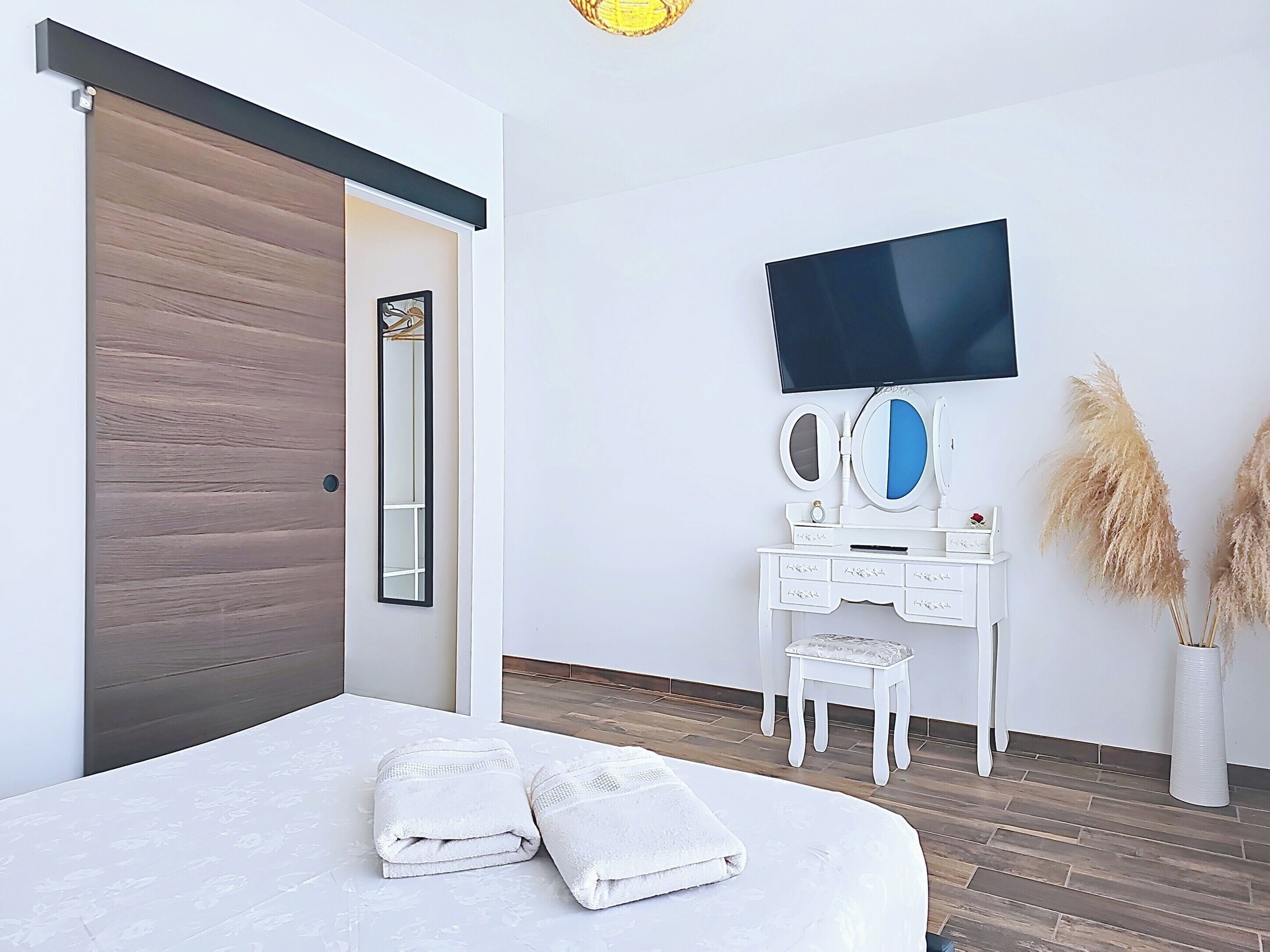 4 bedrooms, desk, iron/ironing board, travel crib