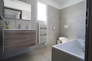 Ensemble douche/baignoire, sĂšche-cheveux, serviettes fournies, savon