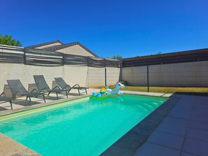 Una piscina al aire libre