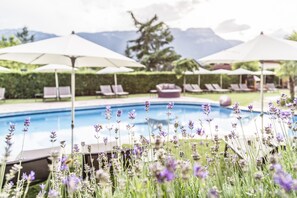 Indoor pool, seasonal outdoor pool, pool umbrellas, pool loungers - Hotel Spitaler (Appiano Sulla Strada del Vino)