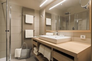 Yhden hengen comfort-huone | Kylpyhuone | Ilmaiset hygieniatuotteet, hiustenkuivaaja, kylpytakit, tohvelit