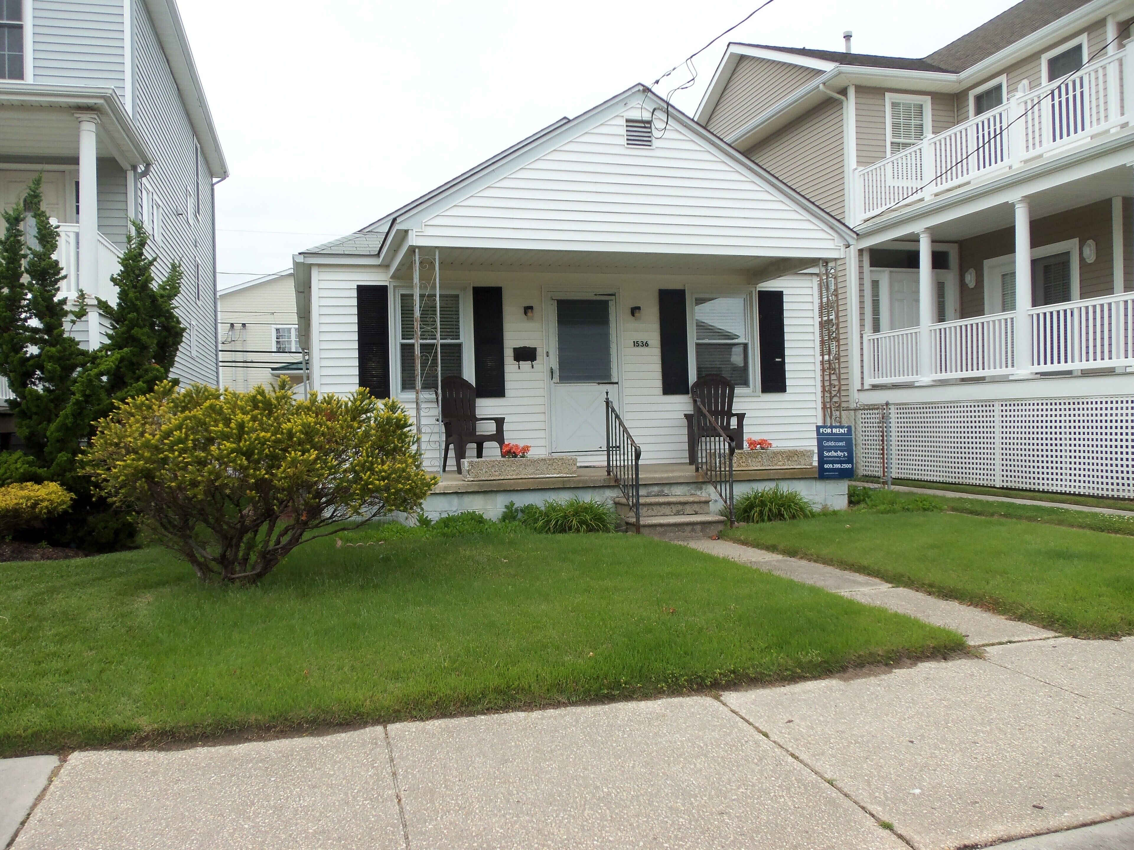 Centrally located near downtown shopping and restaurants and just a short walk to the beach and boardwalk.   Large rear parking pad for 4 cars, picnic table and a fun basketball net in back too!