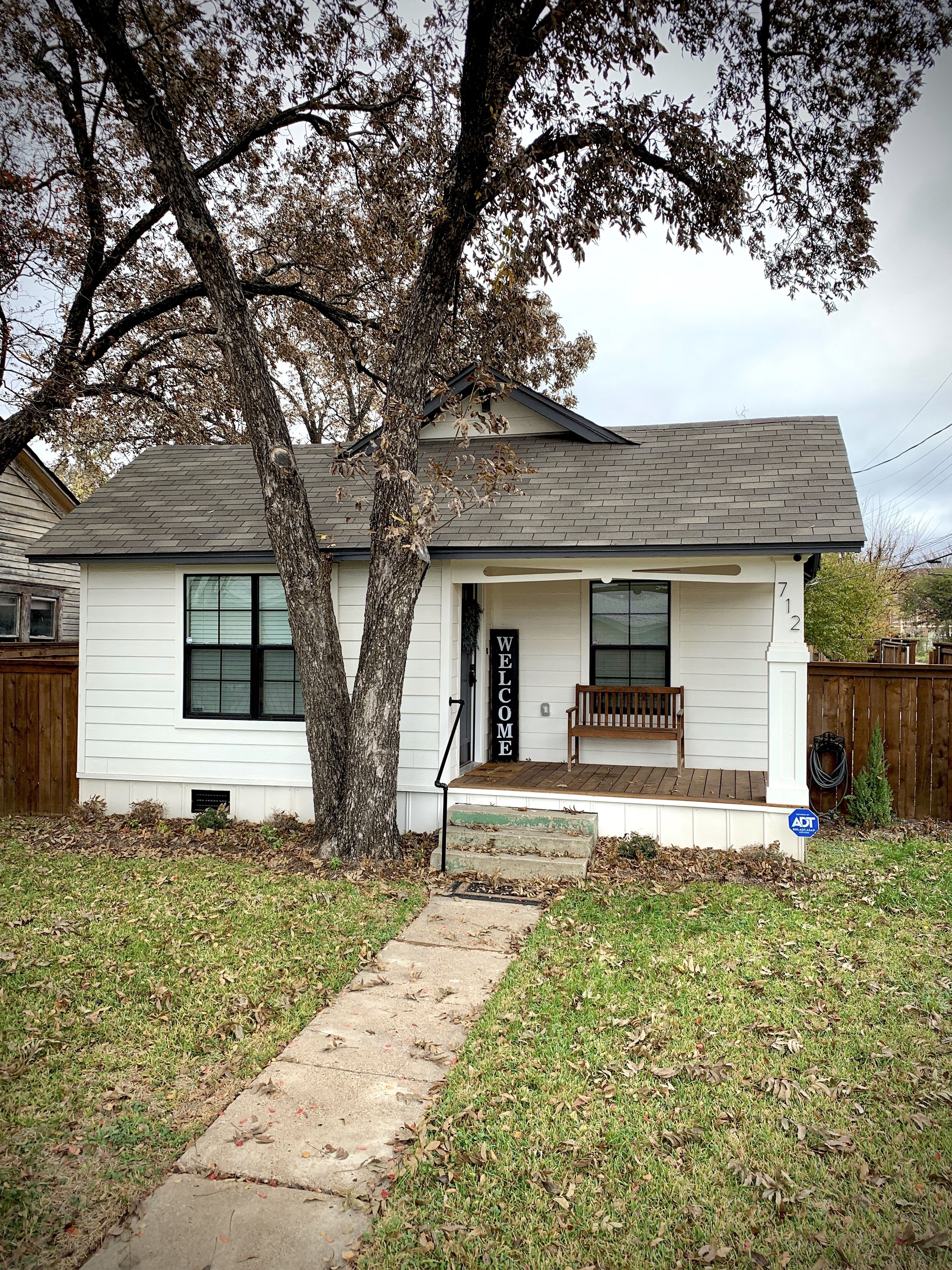 The Cute White Cottage-4 blocks to Magnolia and close to Baylor!