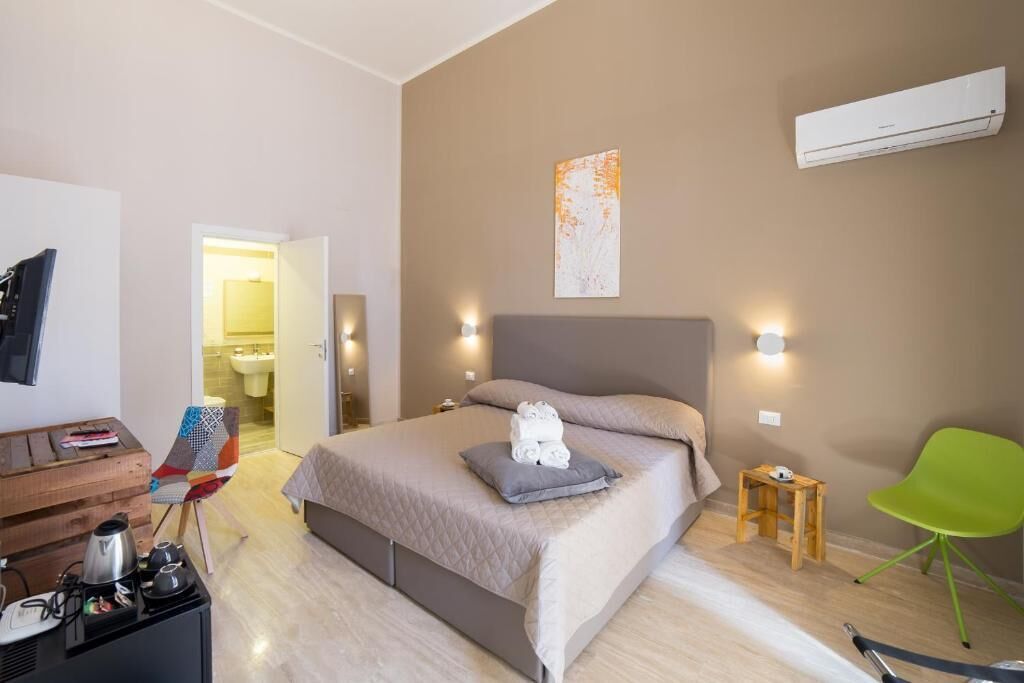 Desk, cribs/infant beds, free WiFi