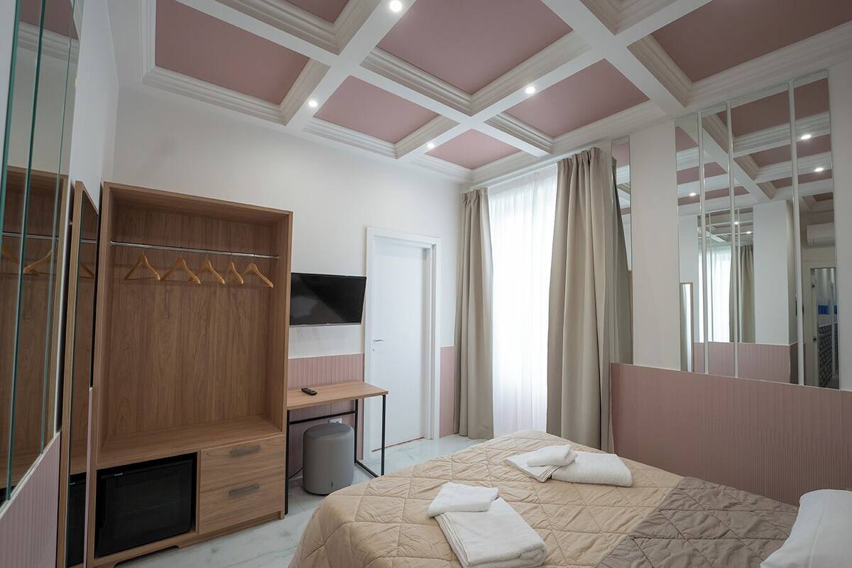 Double room deluxe queen chiostro | 책상, 유아용 침대, 무료 WiFi