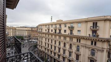 Desk, cribs/infant beds, free WiFi