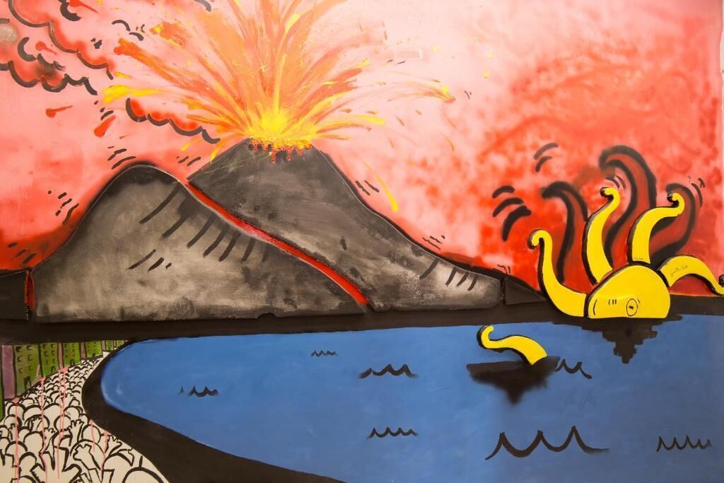 Un volcan stylisé, avec de la lave en éruption, une étendue d’eau et un bateau.