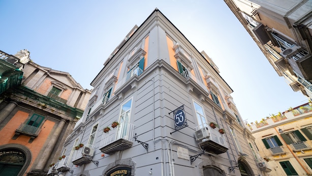 Un edificio en esquina con un letrero que dice "Ristorante" y el número 53.