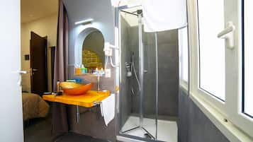 Chambre Double Classique | Salle de bain | Articles de toilette gratuits, sèche-cheveux, bidet, serviettes fournies