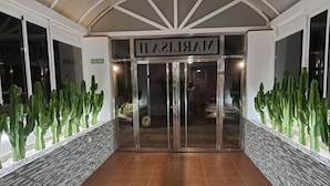 Entrada de hotel con un letrero que dice "MARITALS".