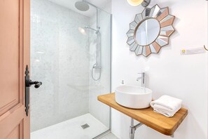 Badewanne, Haartrockner, Handtücher, Seife