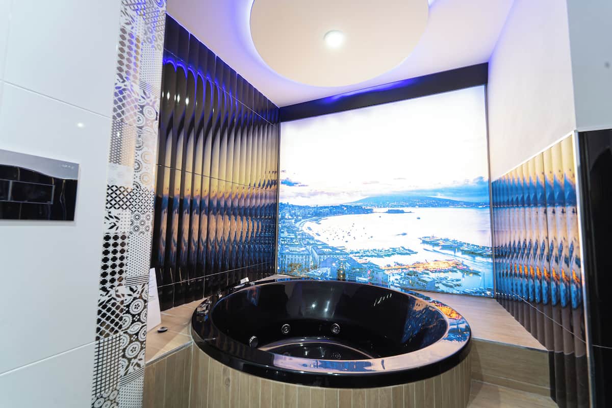 Luxury Suite with whirlpool bath, separate building market square | Room amenity