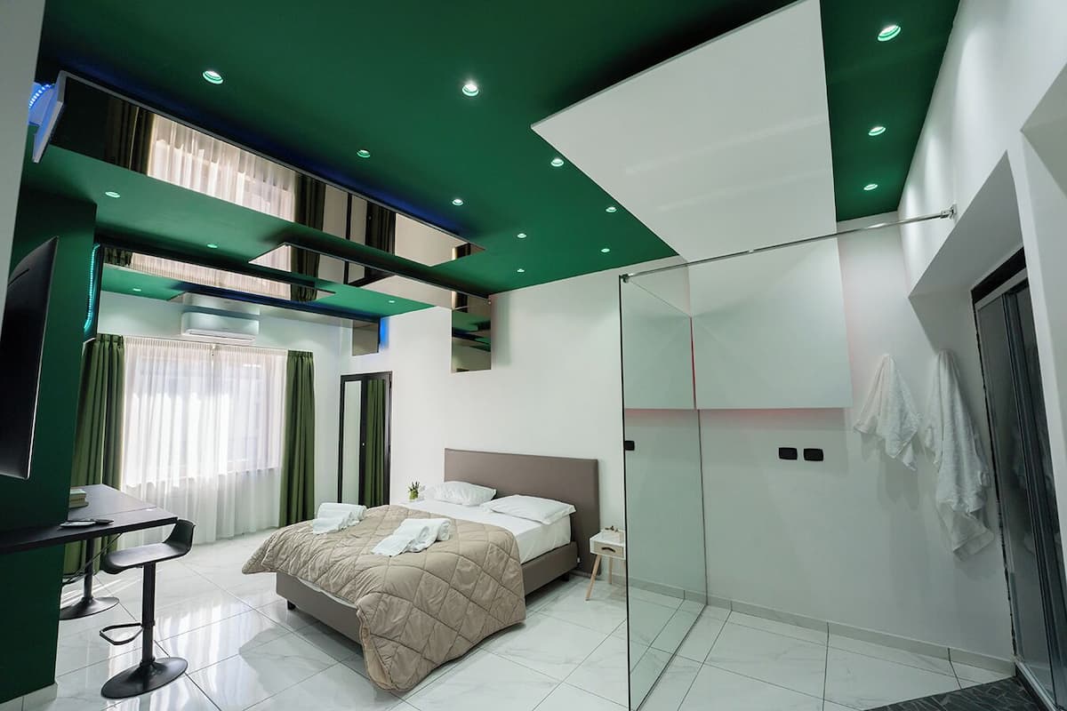 Junior Suite with maxi shower and mirrors, separate market place building | Soundproofing, cribs (surcharge), WiFi (free), bed sheets