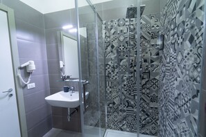 Articles de toilette gratuits, sèche-cheveux, bidet, serviettes fournies
