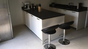 Coffee/tea maker, fridge, oven, dishwasher