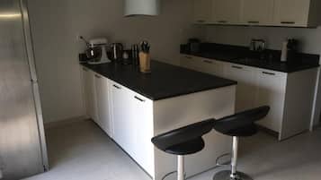 Een koelkast, een oven, een vaatwasser, een koffiezetapparaat/waterkoker