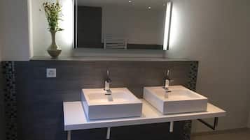 Baignoire, sĂšche-cheveux, bidet, serviettes fournies