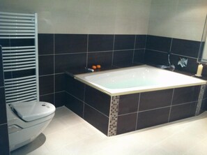 Badewanne, Haartrockner, Bidet, Handtücher