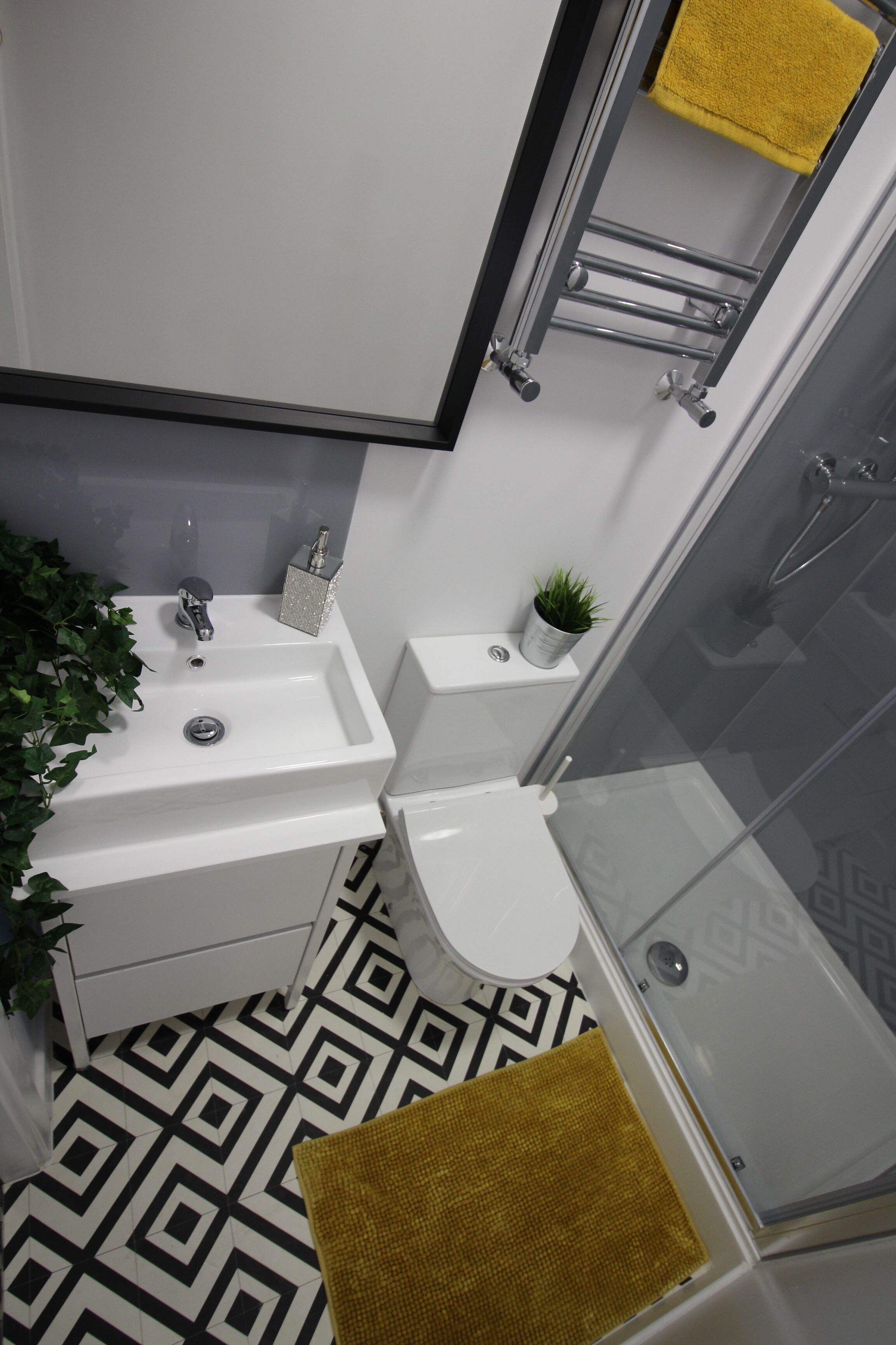 Apartment 13 - No 24. St Thomas Road | Bathroom | Shower, towels, soap, shampoo