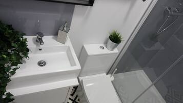 Apartment 13 - No 24. St Thomas Road | Bathroom | Shower, towels, soap, shampoo