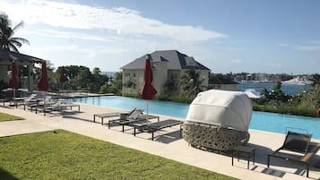 Alberca al aire libre y alberca climatizada