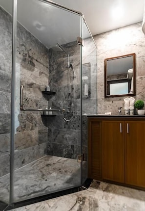 Shower, free toiletries, hair dryer, slippers - A Bong Villa (Da Nang)