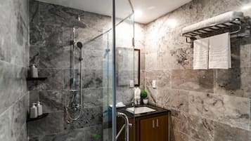 Regadera, amenidades de baño gratuitas, secadora de cabello, pantuflas