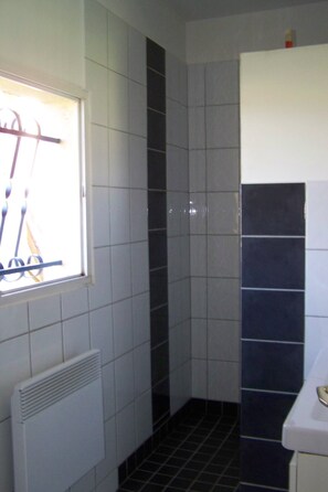 Estudio | Baño | Ducha, toallas, jabón y papel higiénico