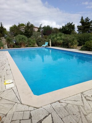 Una piscina al aire libre de temporada