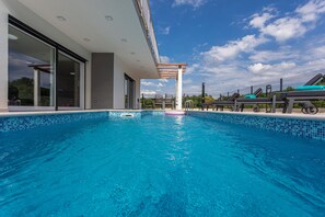 Beheizter Pool, Liegestühle