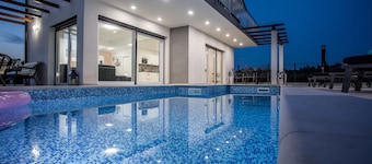 Villa Jelena • 4 tähteä • perheet • pariskunnat • esteetön • uima-allas • grilli