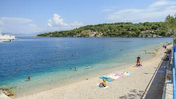 Playa en los alrededores y camastros