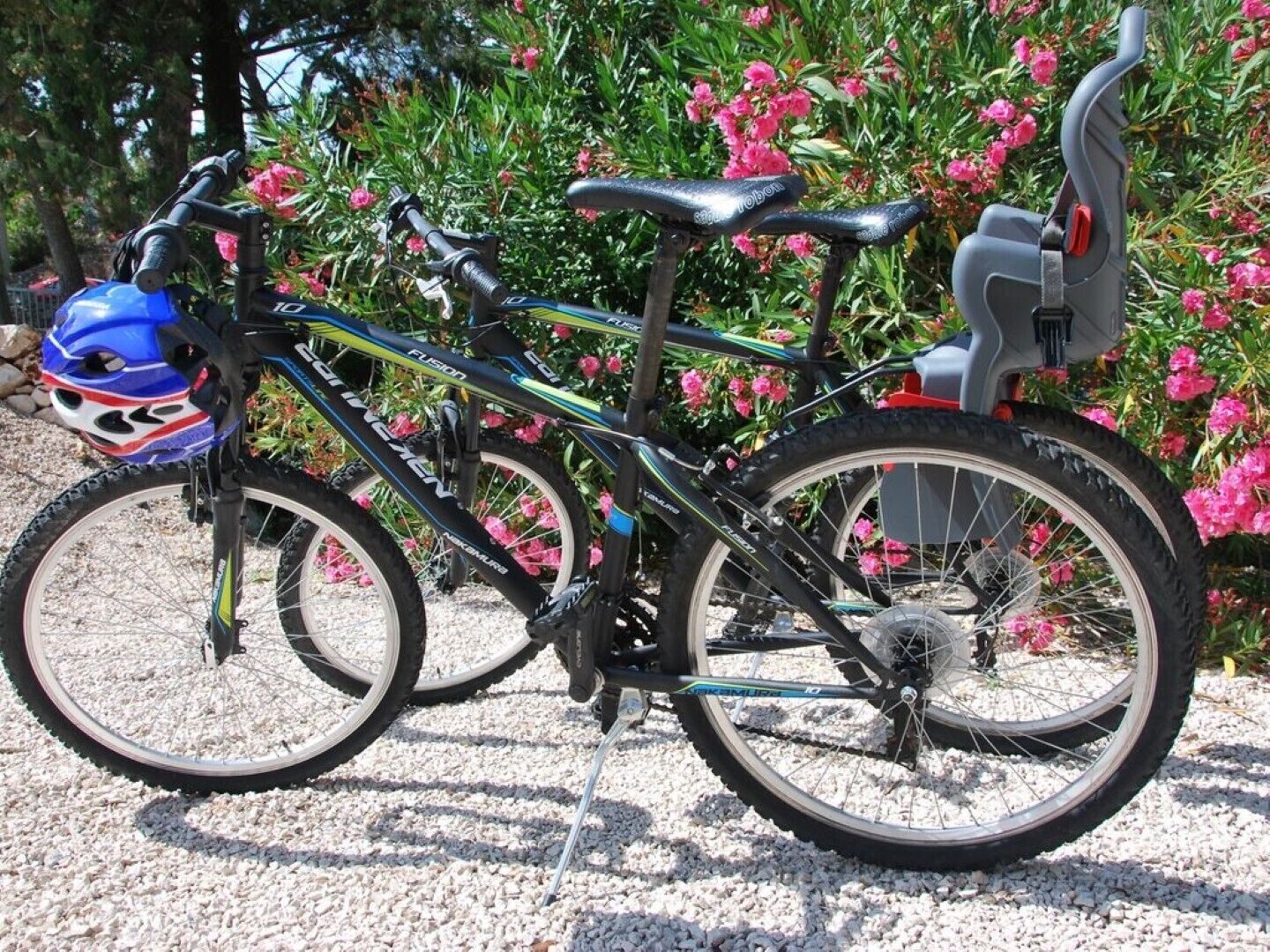 A bicycle with a front suspension fork, a rear suspension fork, and a seat post.