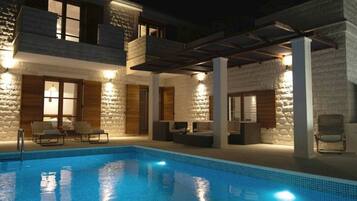 Alberca al aire libre y alberca climatizada