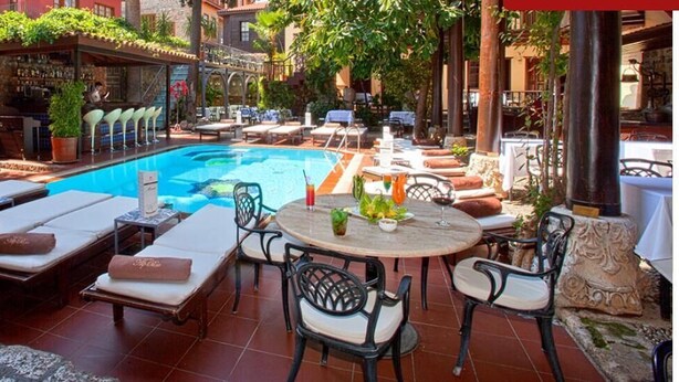 2 piscinas al aire libre, sombrillas, sillones reclinables de piscina