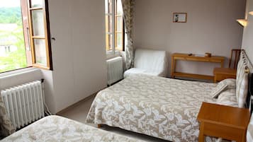 Twin Room | Cribs/infant beds, free WiFi