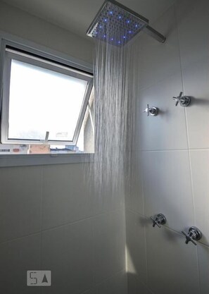 Een douche, een haardroger, handdoeken