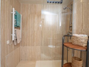 Haartrockner, Handtücher, Toilettenpapier