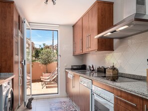 Kjøleskap, mikrobølgeovn, ovn og kokeplater