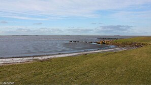NĂ€ra stranden och solstolar