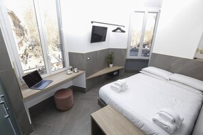 Down comforters, memory foam beds, in-room safe, desk - Ottaviano Smart Rooms (Rome)