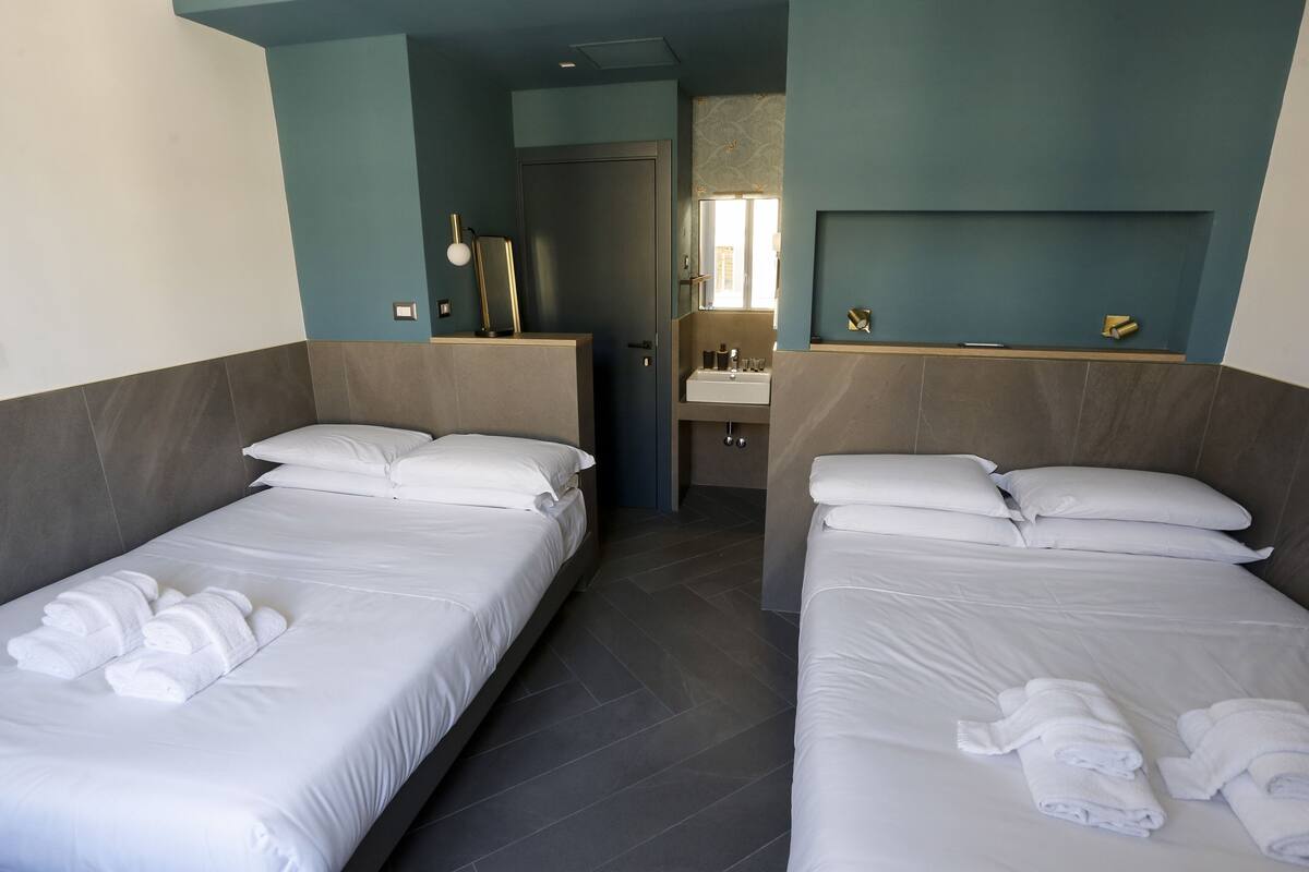 Basic Quadruple Room | 羽绒被、记忆海绵床垫、客房内保险箱、办公桌