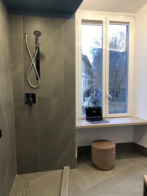 Basic-Doppelzimmer (5) | Dusche im Bad