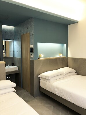 Down comforters, memory foam beds, in-room safe, desk - Ottaviano Smart Rooms (Rome)